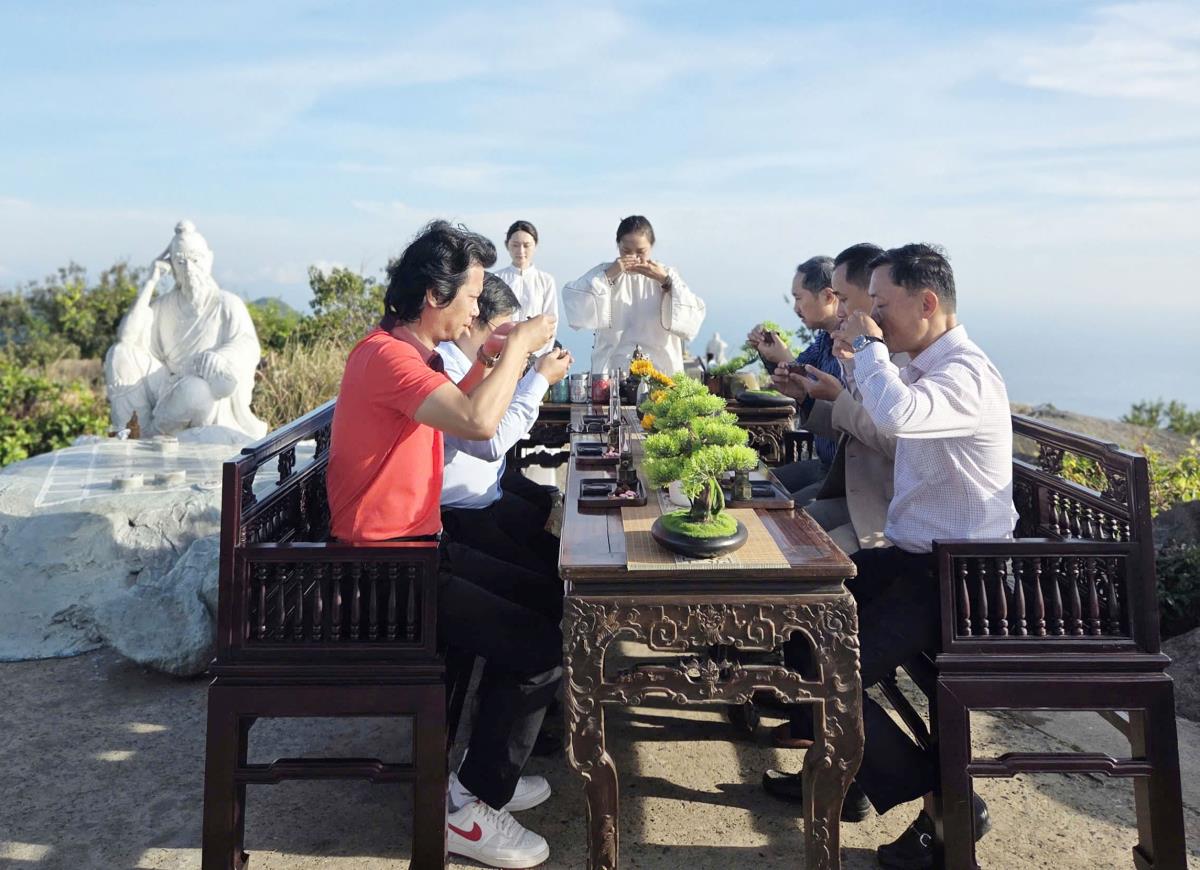 Thưởng trà tại đỉnh Bàn Cờ - Sơn Trà, Đà Nẵng